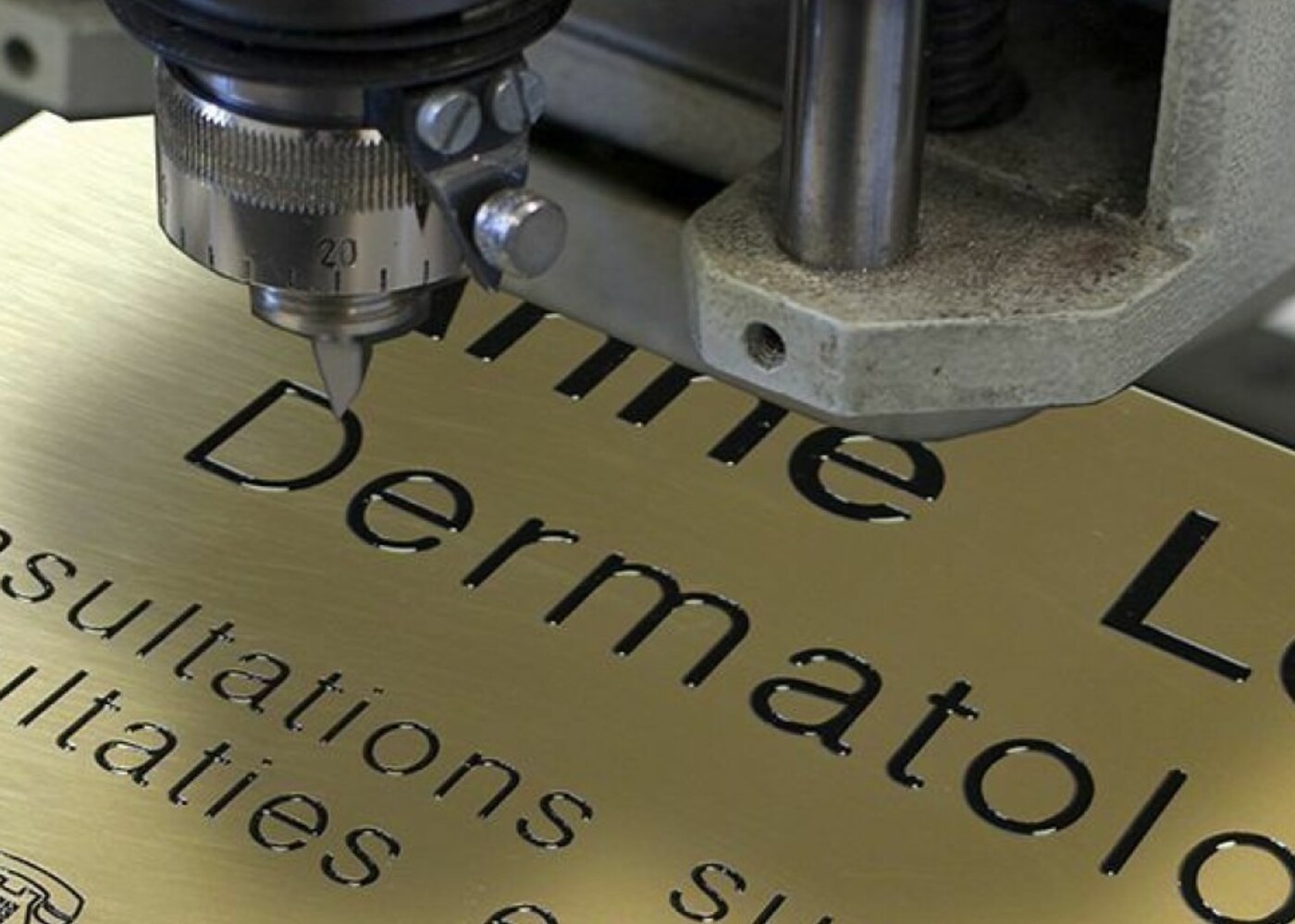 Machine gravure plaque métal DPS